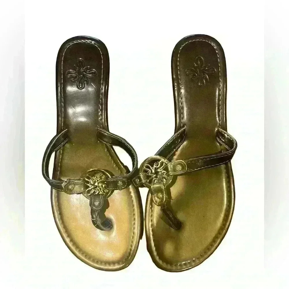 Simply Vera Wang Brand New Never Worn Sandals Size Small 5/6 with gold embellish